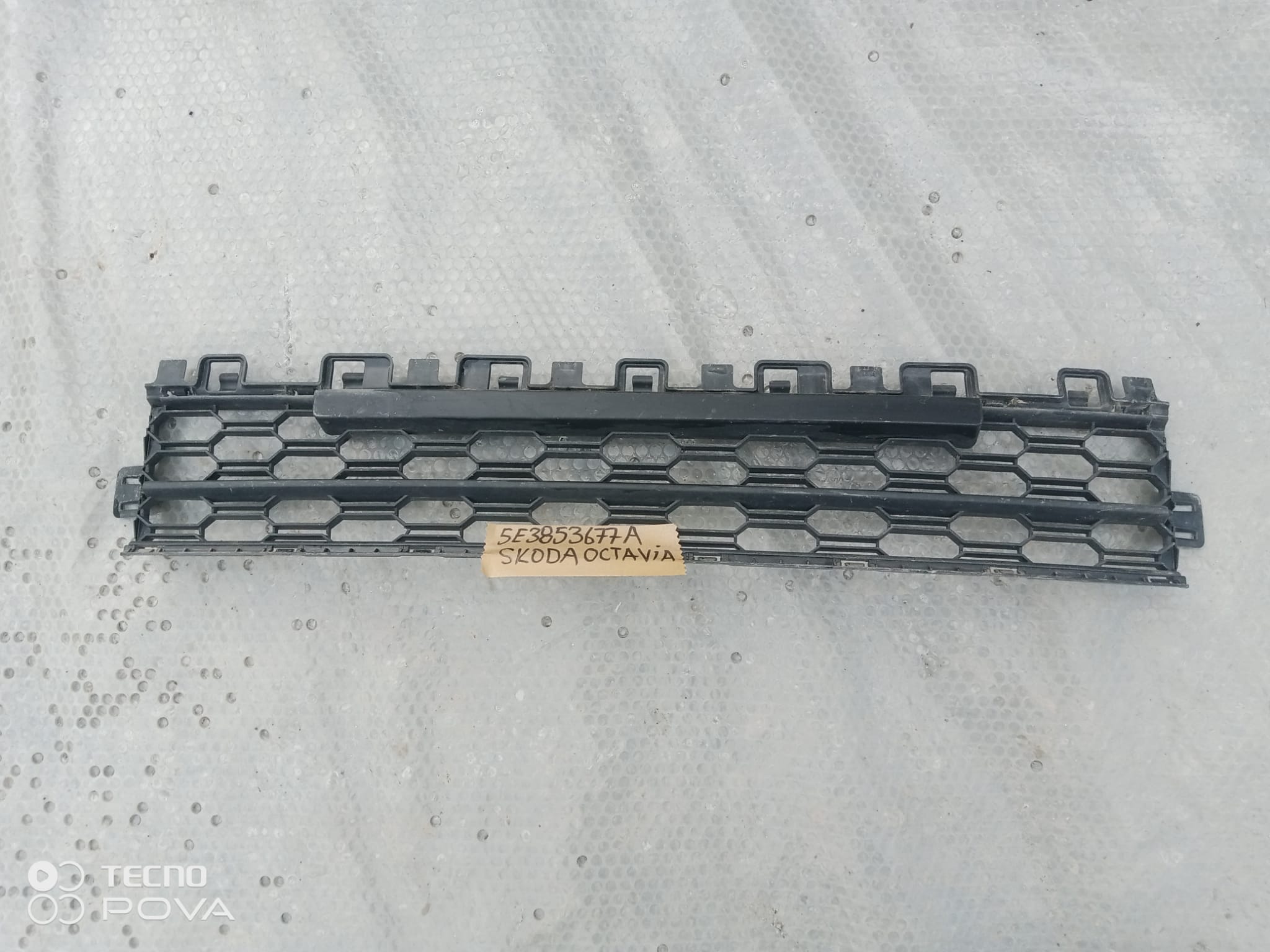 SKODA OCTAVİA TAMPON ORTA IZGARA 2020-2023 OEM 5E3853677A